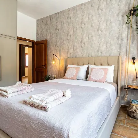 Sun Smiles In Naousa, Paros * Naousa (Paros)