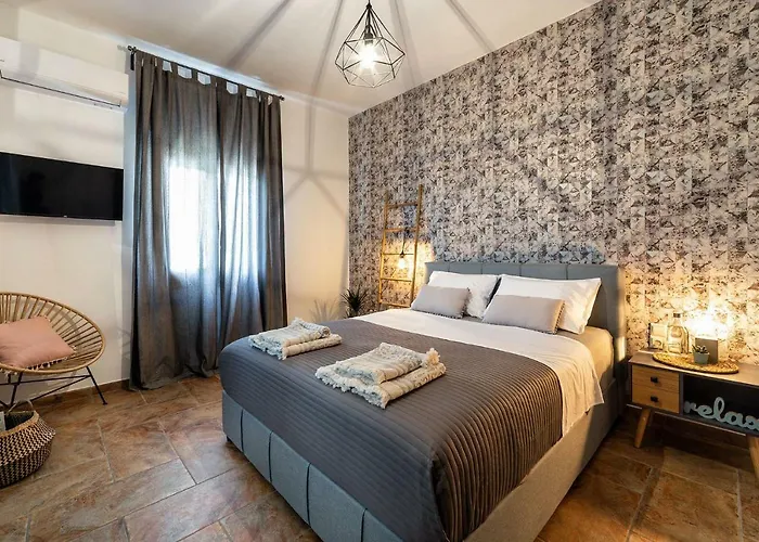 Sun Smiles In Naousa, Paros Науса